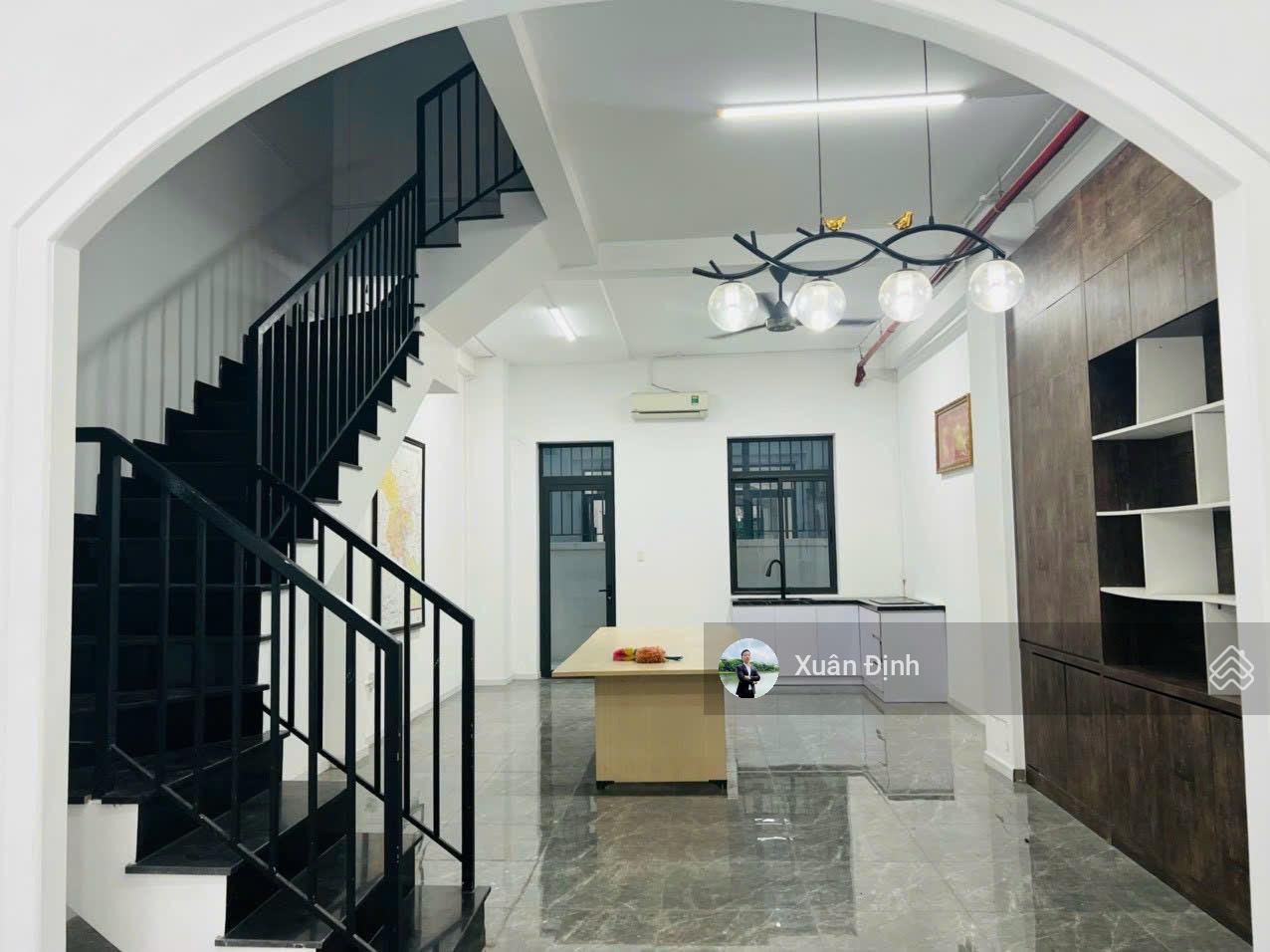 Cho thuê nhà phố hoàn thiện cơ bản giá 27tr/tháng Lakeview City đường đôi 25m, trục chính dự án