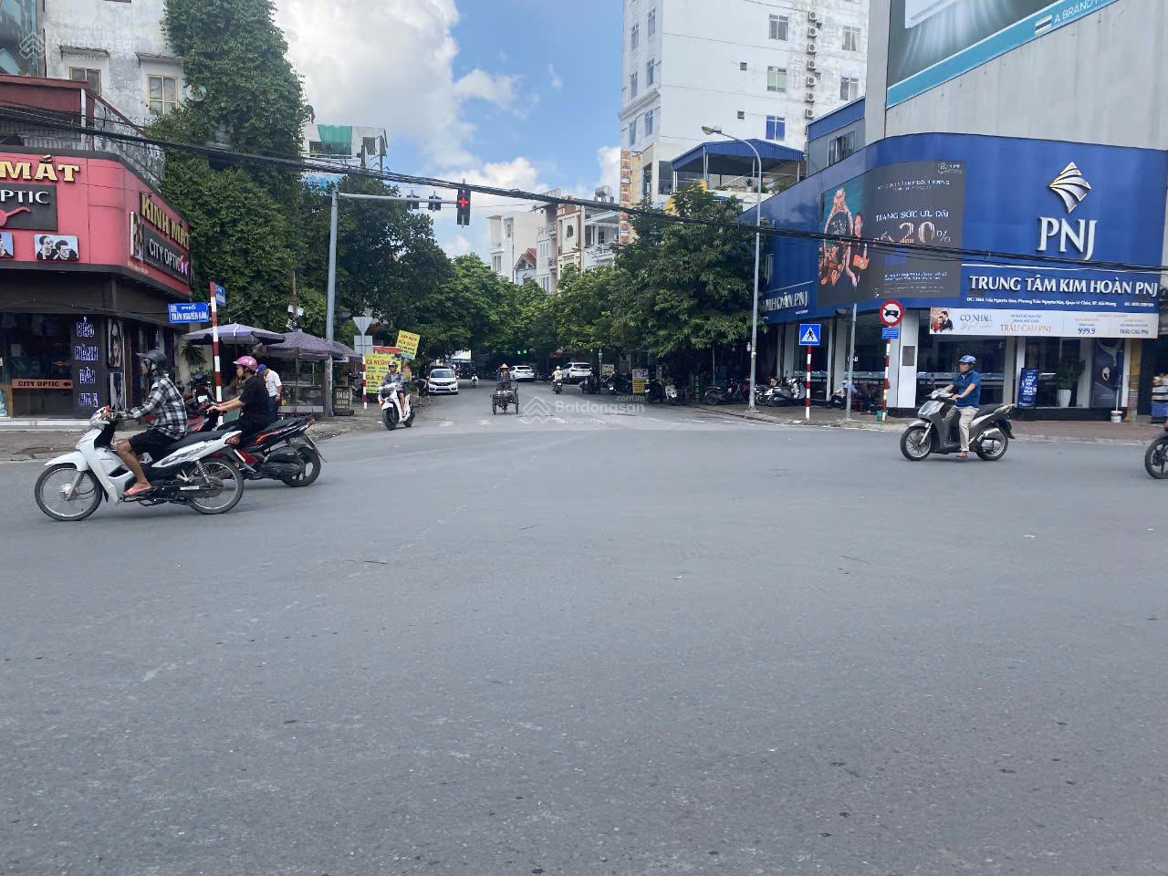 Bán nhà mặt Đường Hoàng Minh Thảo, vỉa hè rộng, kinh doanh miễn chê, gần Trần Nguyên Hãn