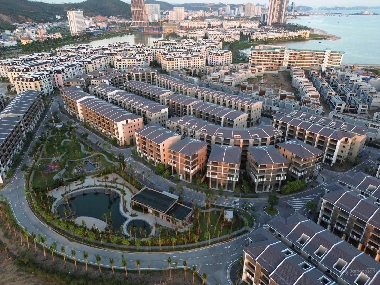 cần bán căn góc biệt thự Horizon Hạ Long 5 tầng full giá 23ty vị trí mặt biển căn góc 2MT cần bán căn góc biệt thự Horizon Hạ Long 5 tầng full giá 23ty vị trí mặt biển căn góc 2MT