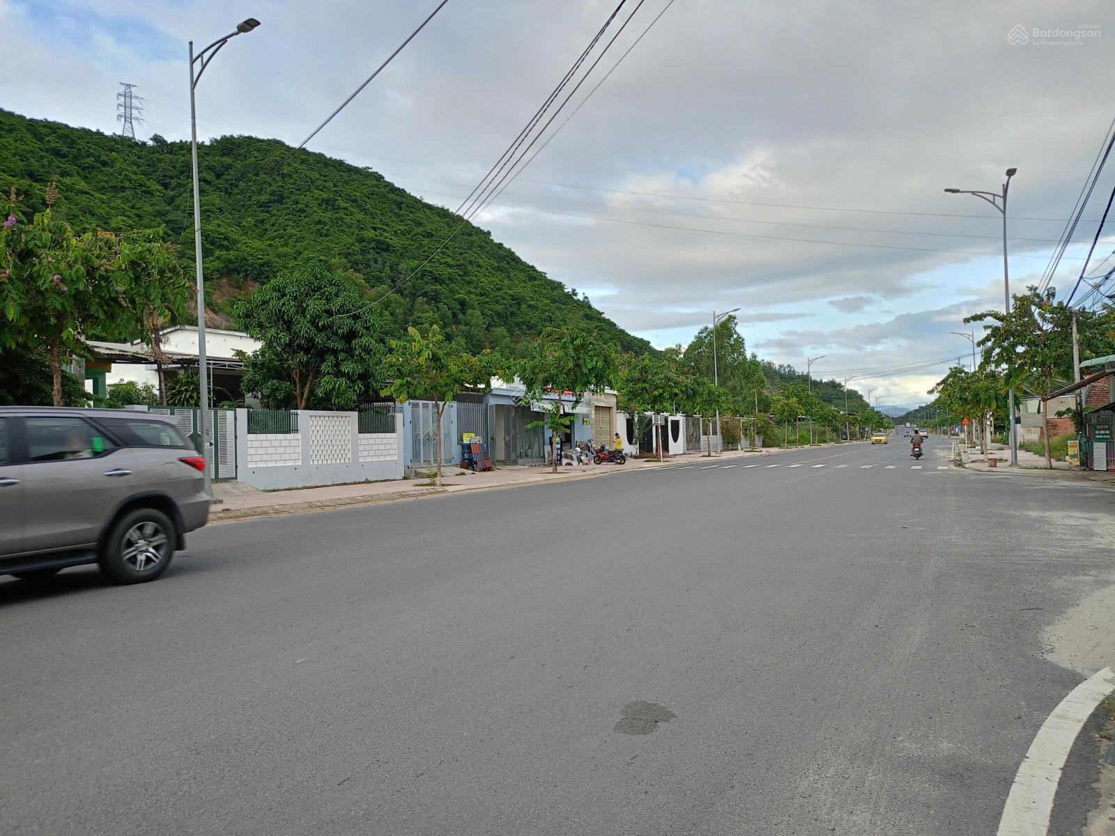 Đất mặt tiền Phong Châu (100% thổ), gần TĐC Đất Lành, Nha Trang. DT 220m2 - Ngang 7,5m. Giá 50tr/m2