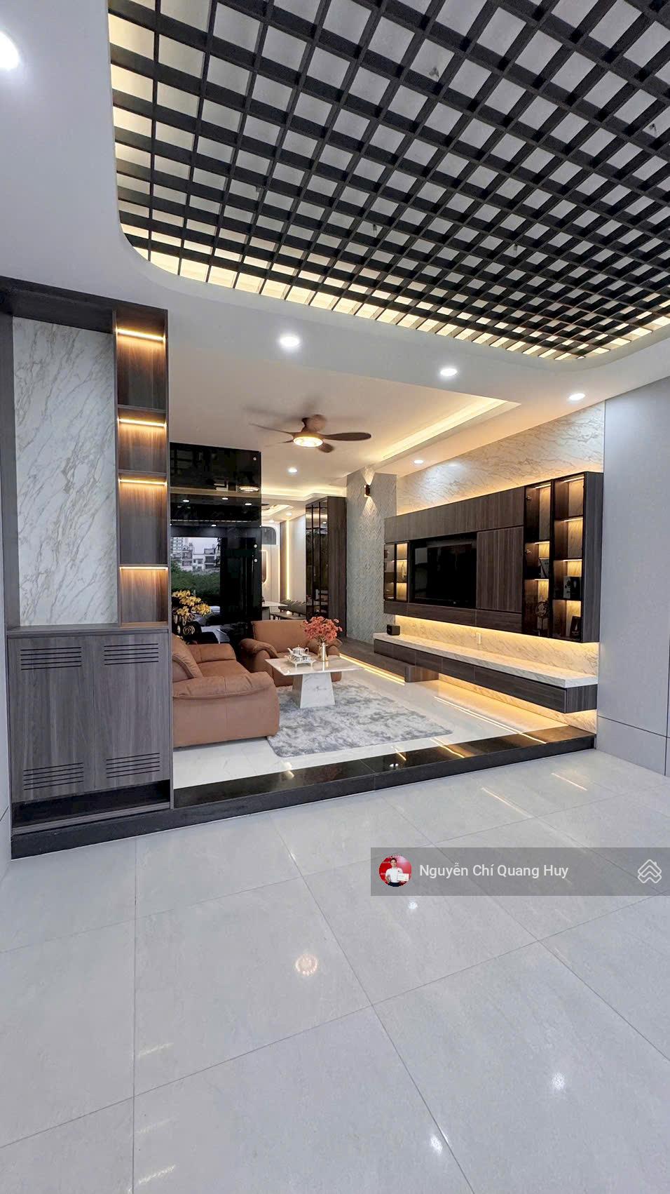 Nhà phố hiện đại - thang máy - Khu dân cư đồng bộ an ninh - Cách Phú Mỹ Hưng 300m - Giá 17,9 tỷ