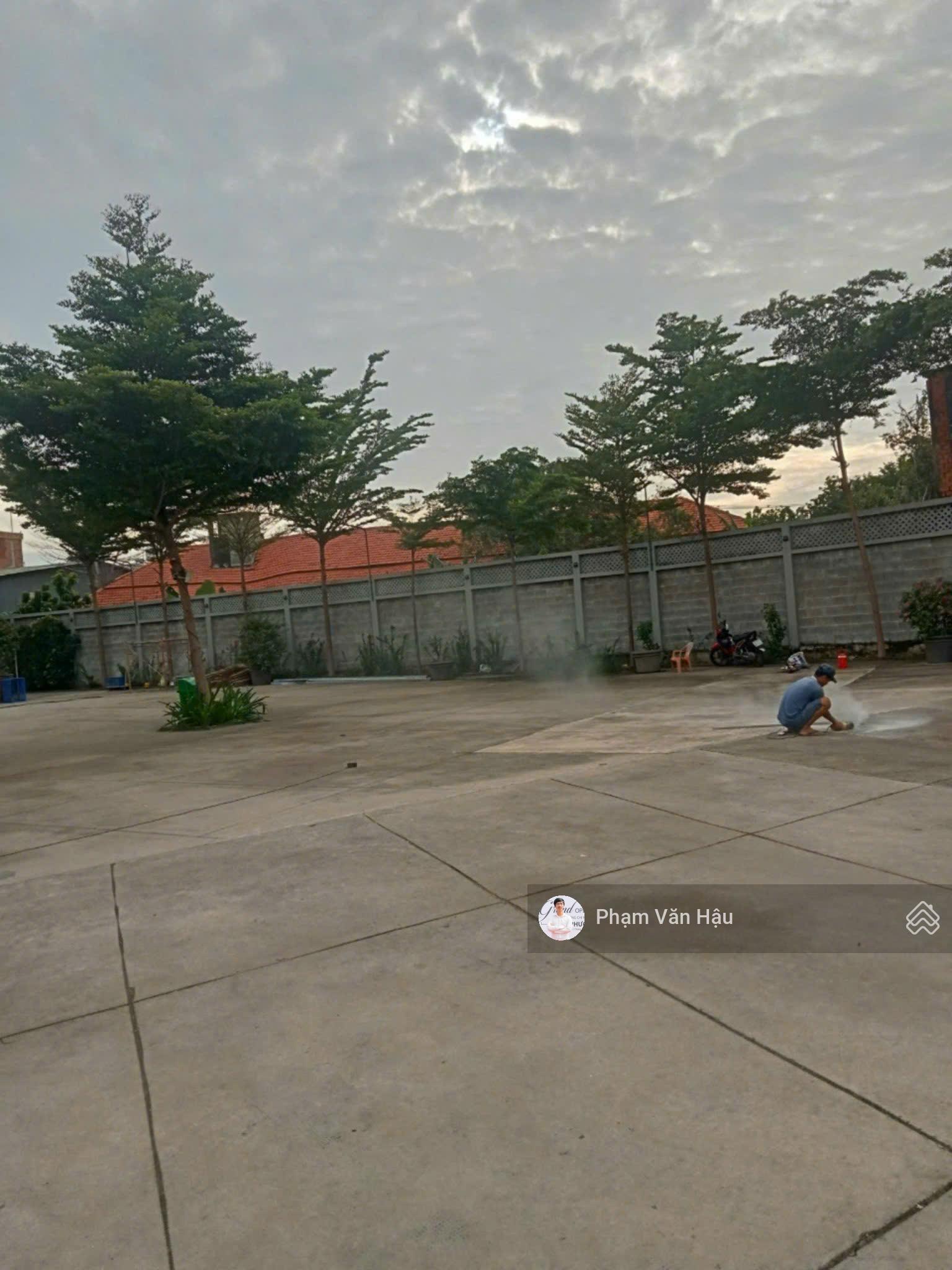 Cho thuê nhà mặt tiền 882 Quốc lộ 13 DT 40X70m, sẵn nhà VP 950m2 sàn, full PCCC, điều hòa âm trần