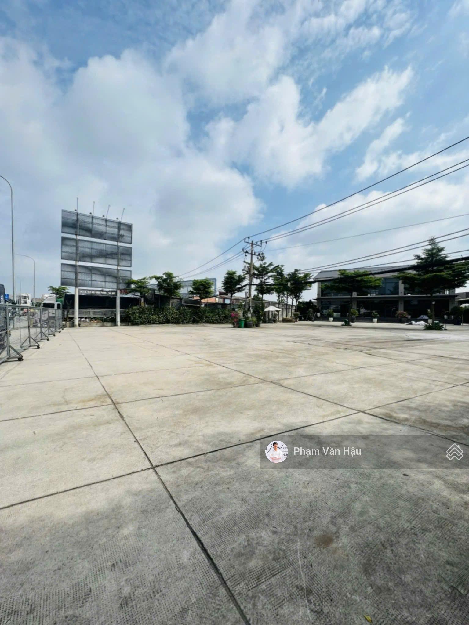 Cho thuê nhà mặt tiền 882 Quốc lộ 13 DT 40X70m, sẵn nhà VP 950m2 sàn, full PCCC, điều hòa âm trần