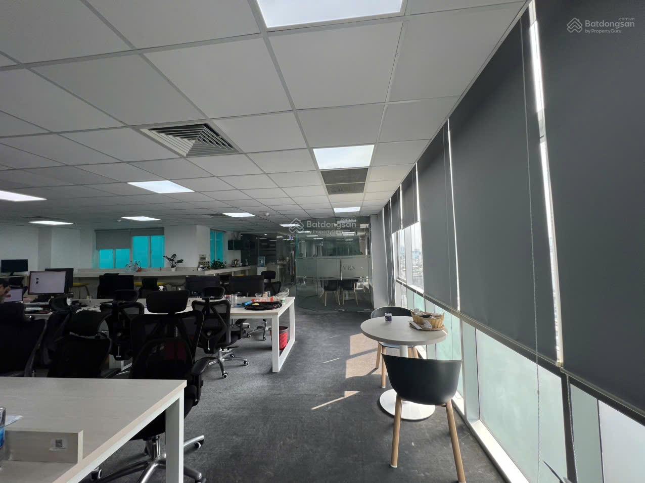Cho thuê văn phòng Cao Thắng - Quận 3. Sẵn fitout ngăn phòng và bàn ghế... 250m2 - 100 triệu/th