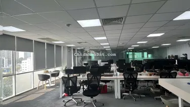 Cho thuê văn phòng Cao Thắng - Quận 3. Sẵn fitout ngăn phòng và bàn ghế... 250m2 - 100 triệu/th