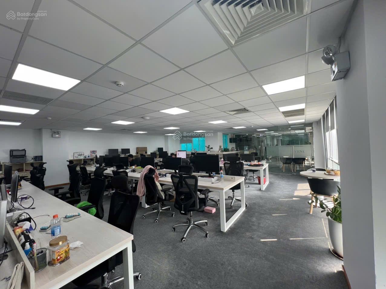 Cho thuê văn phòng Cao Thắng - Quận 3. Sẵn fitout ngăn phòng và bàn ghế... 250m2 - 100 triệu/th