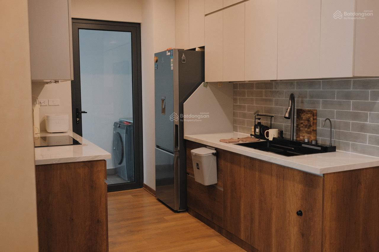 (Hiếm) Bán gấp căn 2N/2WC, DT 72m2, giá 5.68 tỷ, NTCB, hướng mát, view hồ tại Rose Town, Ngọc Hồi