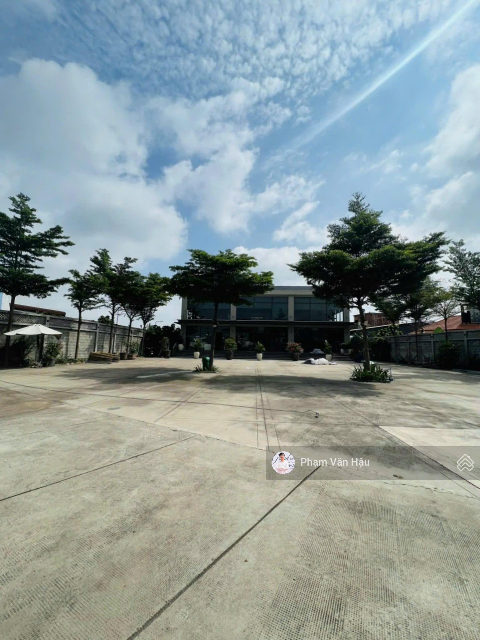 Cho thuê nhà mặt tiền 882 Quốc lộ 13 DT 40X70m, sẵn nhà VP 950m2 sàn, full PCCC, điều hòa âm trần