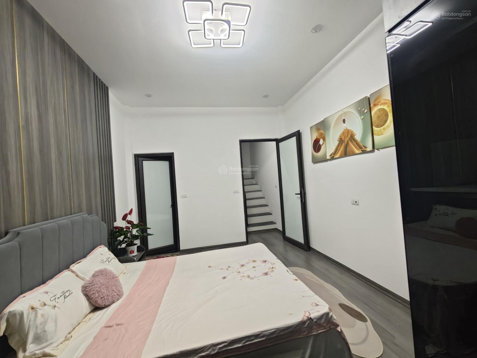 Nguyễn Văn Lộc 1 nhà ra ô tô tránh. Nhà mới 5 tầng ở luôn. Giá 7 tỷ hơn. LH 0989 388 ***0794 182 ***