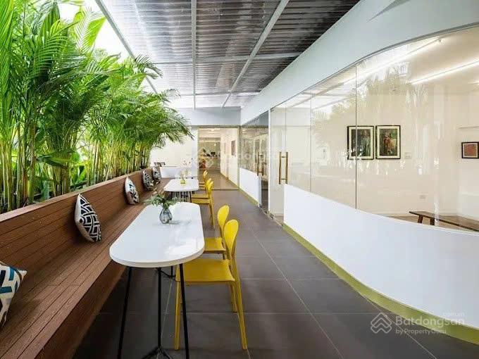 Vị trí gần Sân Bay ! Mặt tiền Phổ Quang, Tân Bình. 15x30m, Trệt 3 lầu. Giá cho thuê: 90 triệu!