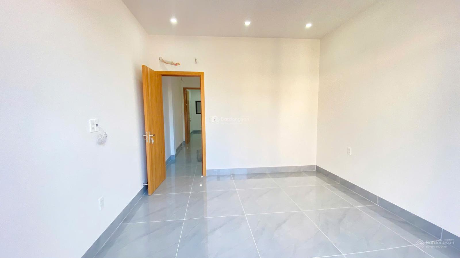 Sốc nhà 3 tầng 56m2 ngõ thông 5m, ngay UB Hùng Vương, Hồng Bàng, oto đỗ cửa