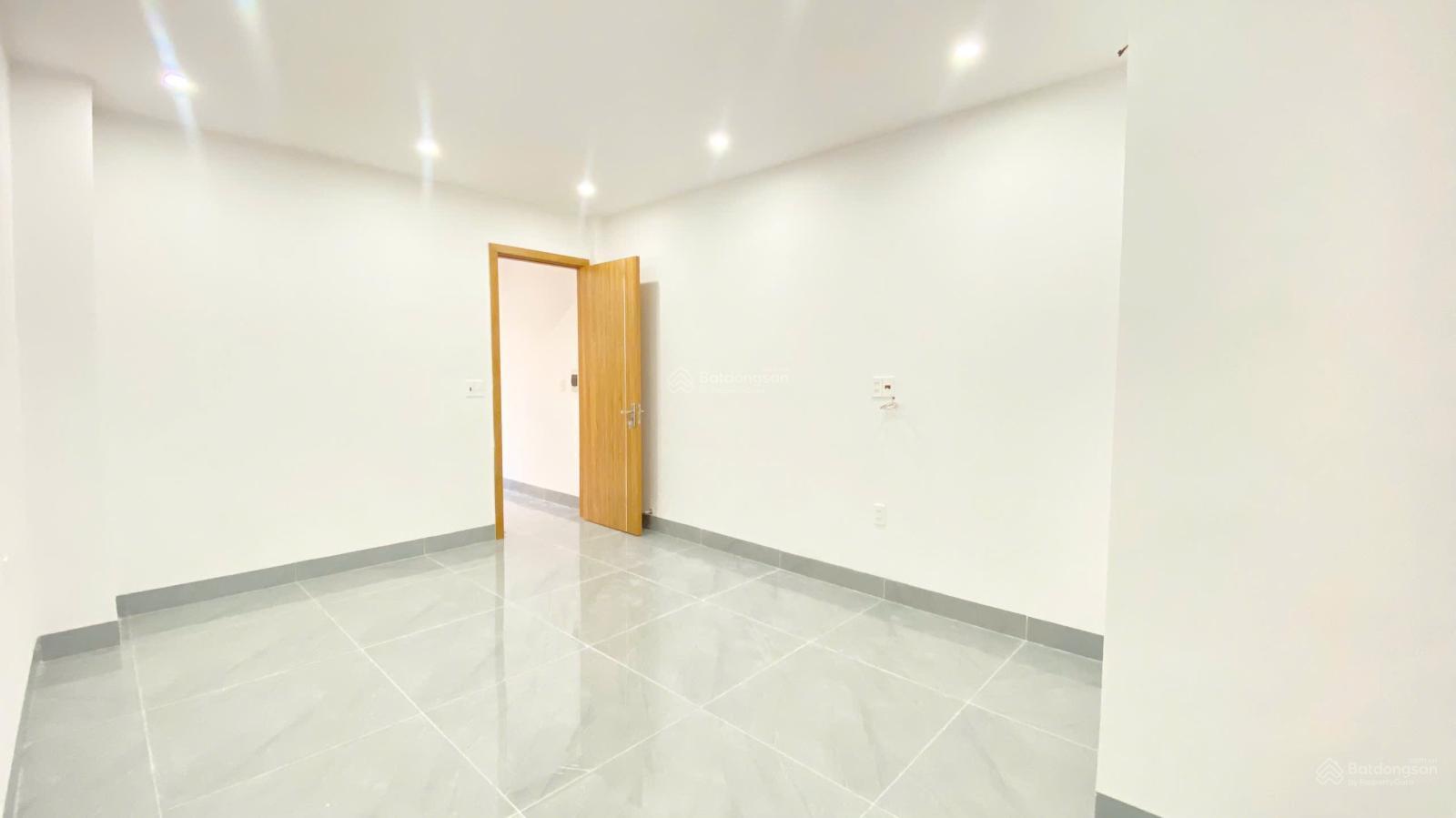 Sốc nhà 3 tầng 56m2 ngõ thông 5m, ngay UB Hùng Vương, Hồng Bàng, oto đỗ cửa