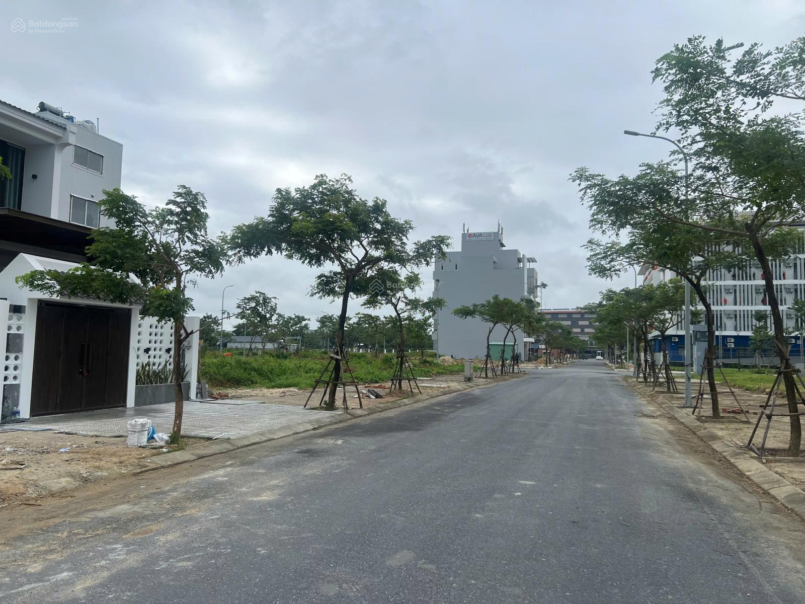 Bán lô kẹp vệt cây xanh đẹp 111m2 khu V6 FPT trục thông đối diện công viên - Giá tốt 8,5 tỷ TL