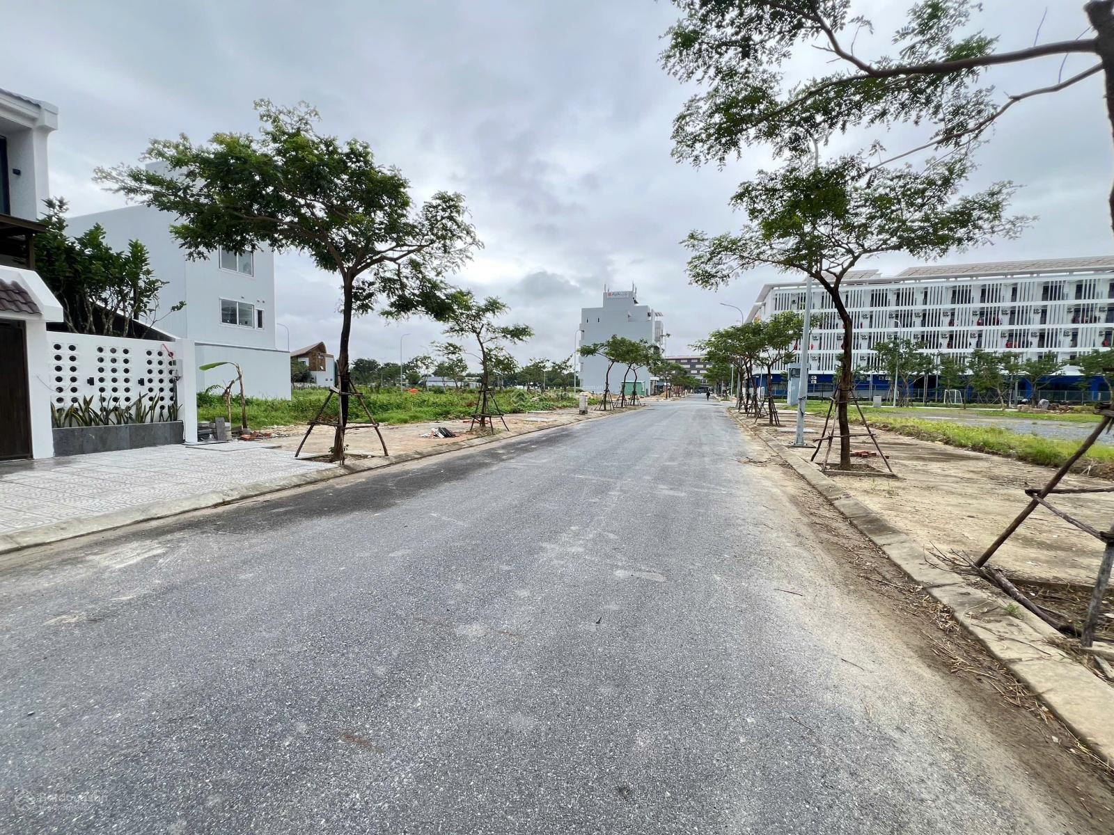 Bán lô kẹp vệt cây xanh đẹp 111m2 khu V6 FPT trục thông đối diện công viên - Giá tốt 8,5 tỷ TL