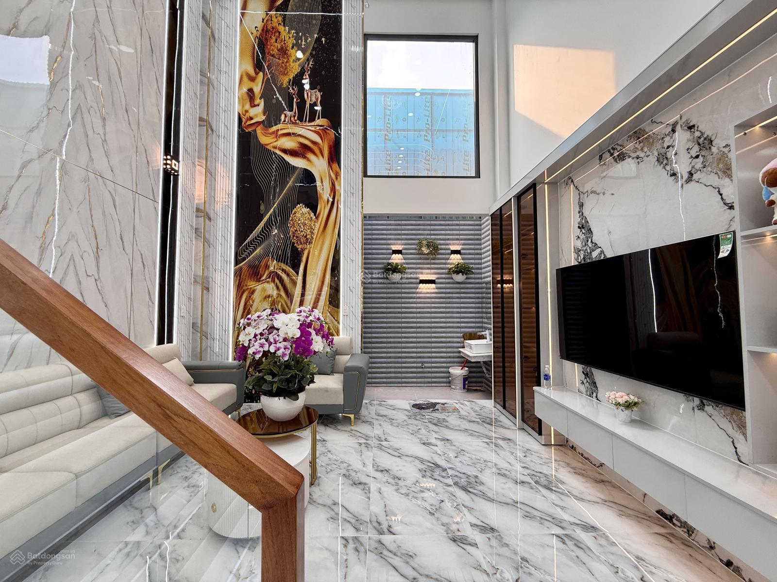 Nhà sát bên UBP Thạnh Xuân, DT: 4,5x12m, lửng, 3lầu, 4pn, p/thờ, sân thượng, gara tô, giá 6.4 tỷ Nhà sát bên UBP Thạnh Xuân, DT: 4,5x12m, lửng, 3lầu, 4pn, p/thờ, sân thượng, gara tô, giá 6.4 tỷ