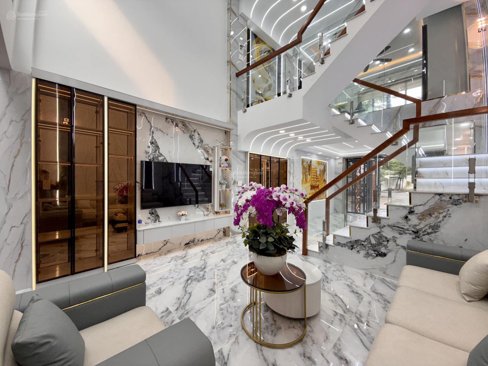 Nhà sát bên UBP Thạnh Xuân, DT: 4,5x12m, lửng, 3lầu, 4pn, p/thờ, sân thượng, gara tô, giá 6.4 tỷ