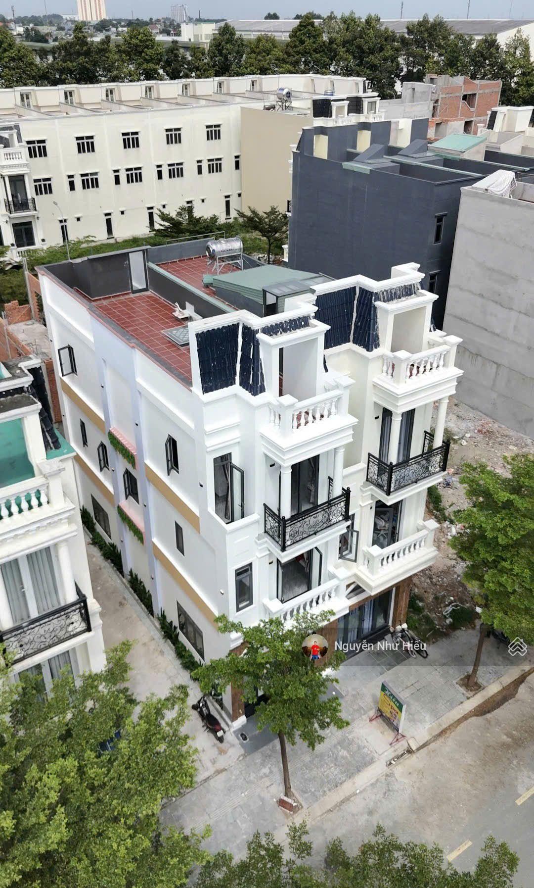 Bán nhà 2 mặt tiền đúc 3 tấm, sân ô tô, full nội thất, KDC gần Vincom 2,5km, Tân Đông Hiệp, Dĩ An