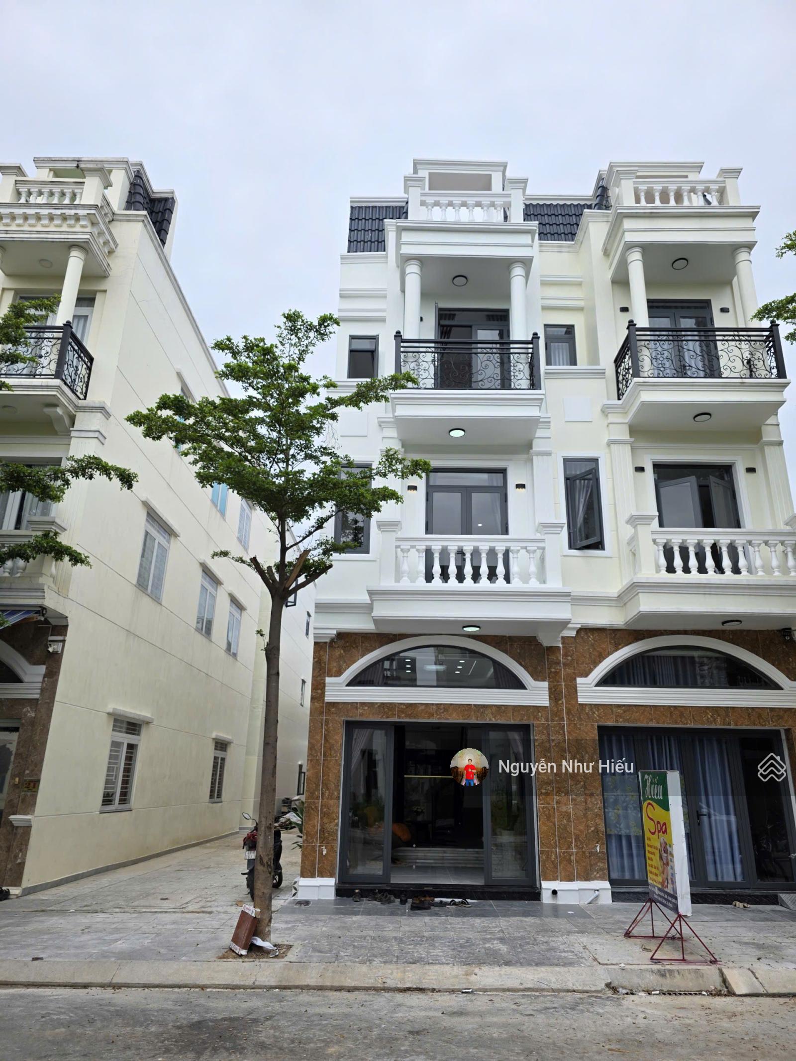 Bán nhà 2 mặt tiền đúc 3 tấm, sân ô tô, full nội thất, KDC gần Vincom 2,5km, Tân Đông Hiệp, Dĩ An