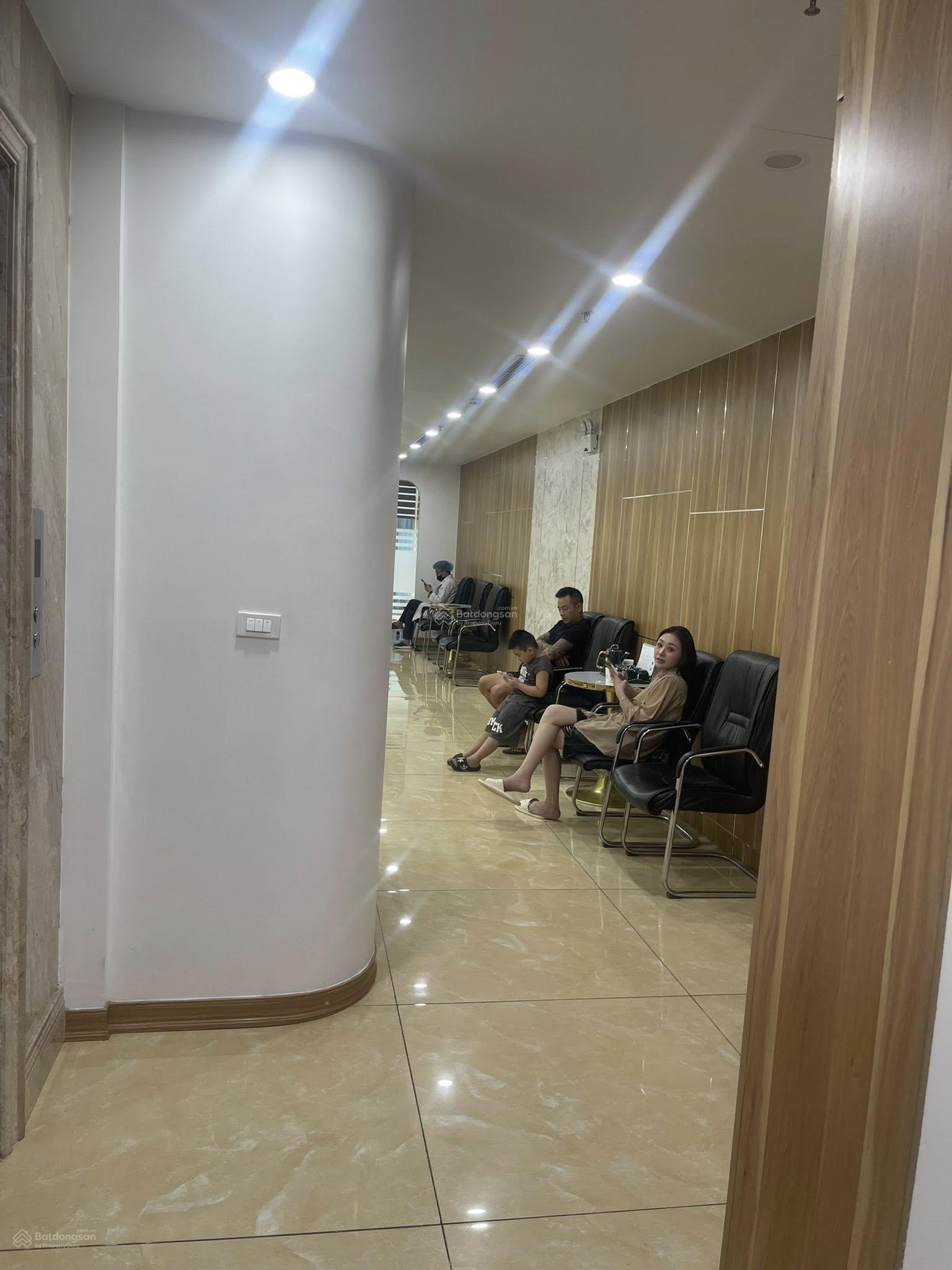 [Chính chủ] Bán tòa VP 9T, thang máy,mặt phố La Thành, vỉa hè rộng, mặt tiền 6m, sau nhà ô tô tránh