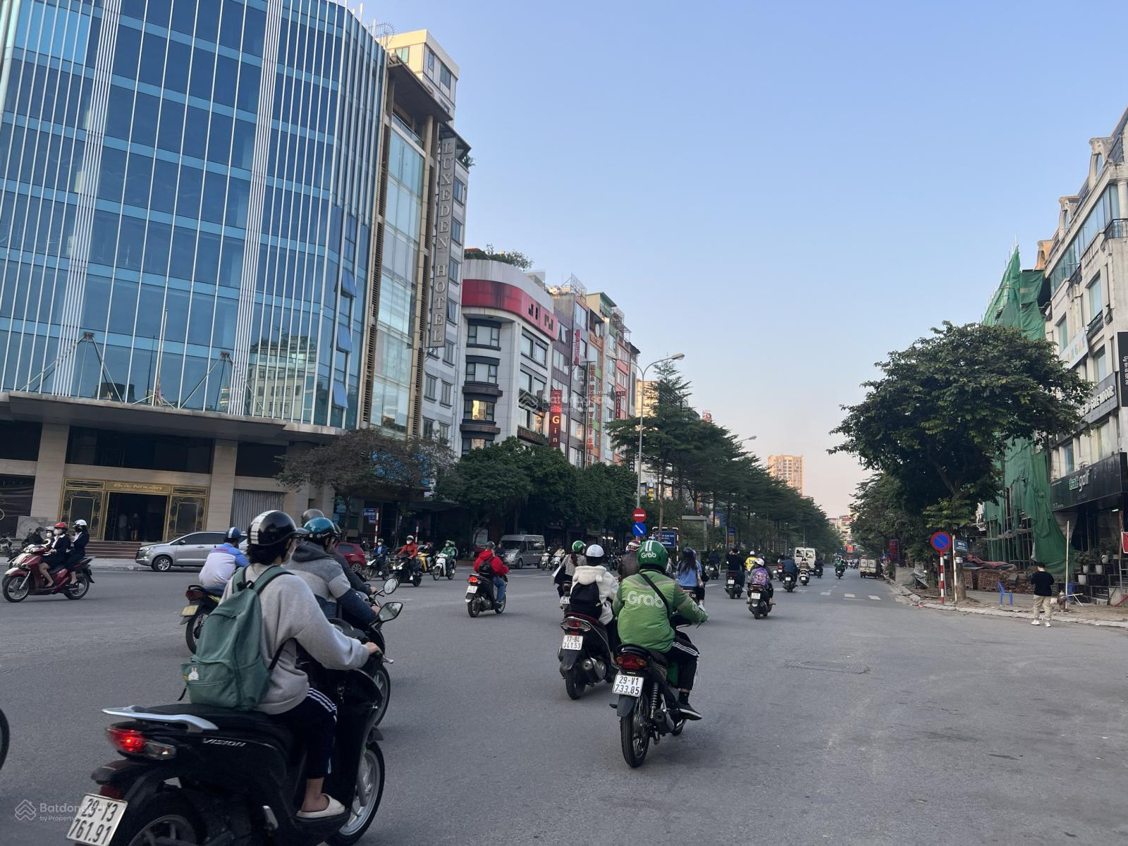 Bán gấp nhà phố Trần Thái Tông 107 tỷ 260m2, mặt tiền 9m đường hè 3 ô tô phong thủy tốt vj trí đẹp