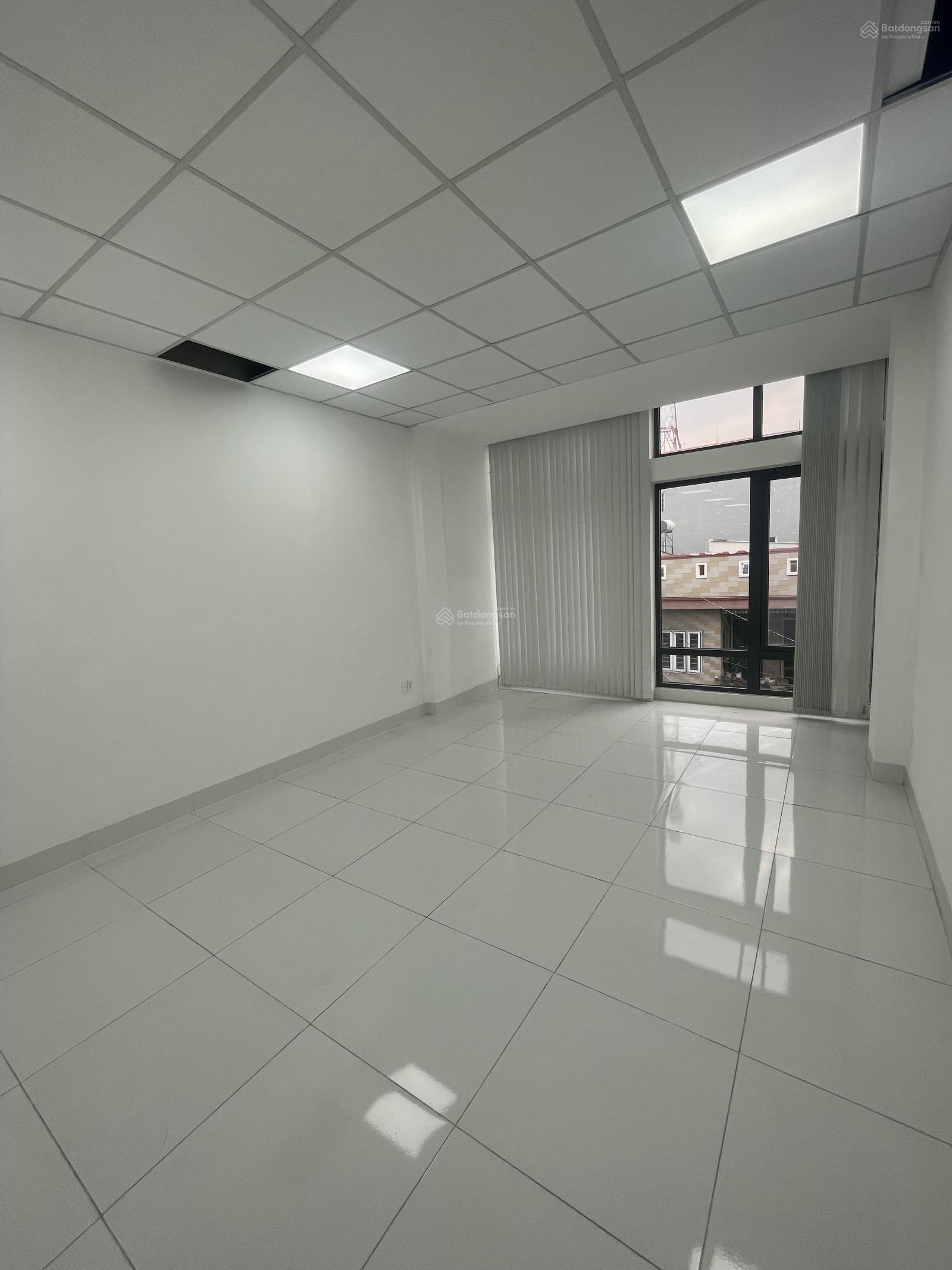 Văn phòng 70m2 trống suốt sát khu Phú Mỹ Hưng sẵn máy lạnh, thang máy, hình thật