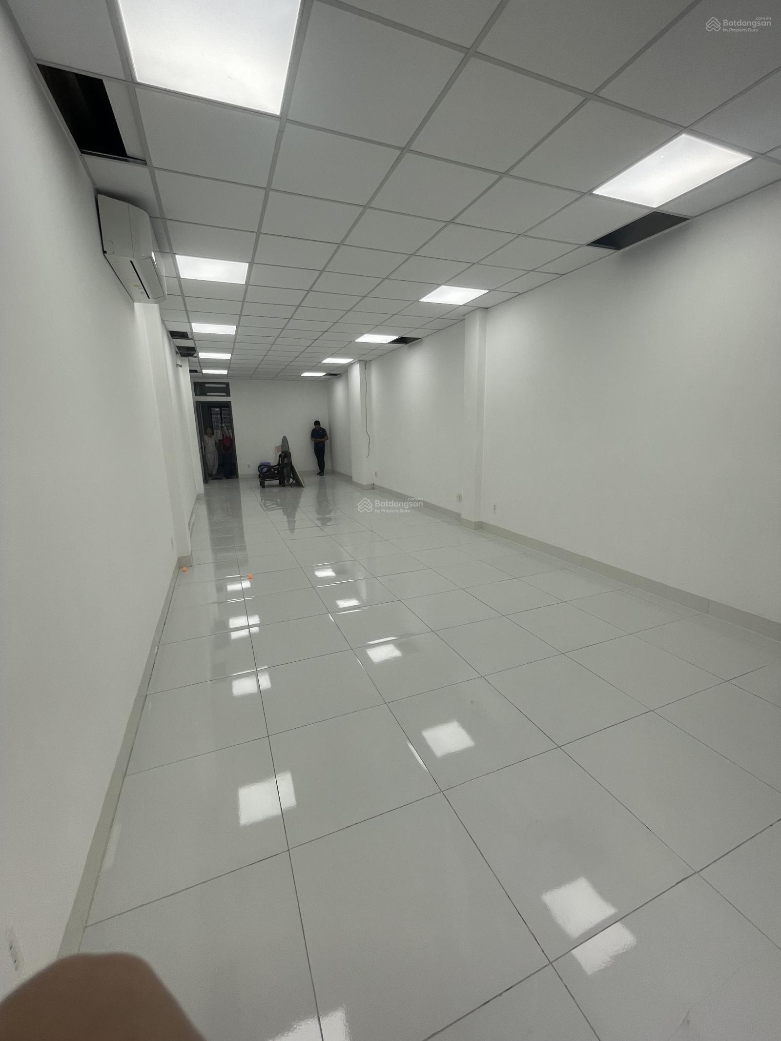 Văn phòng 70m2 trống suốt sát khu Phú Mỹ Hưng sẵn máy lạnh, thang máy, hình thật
