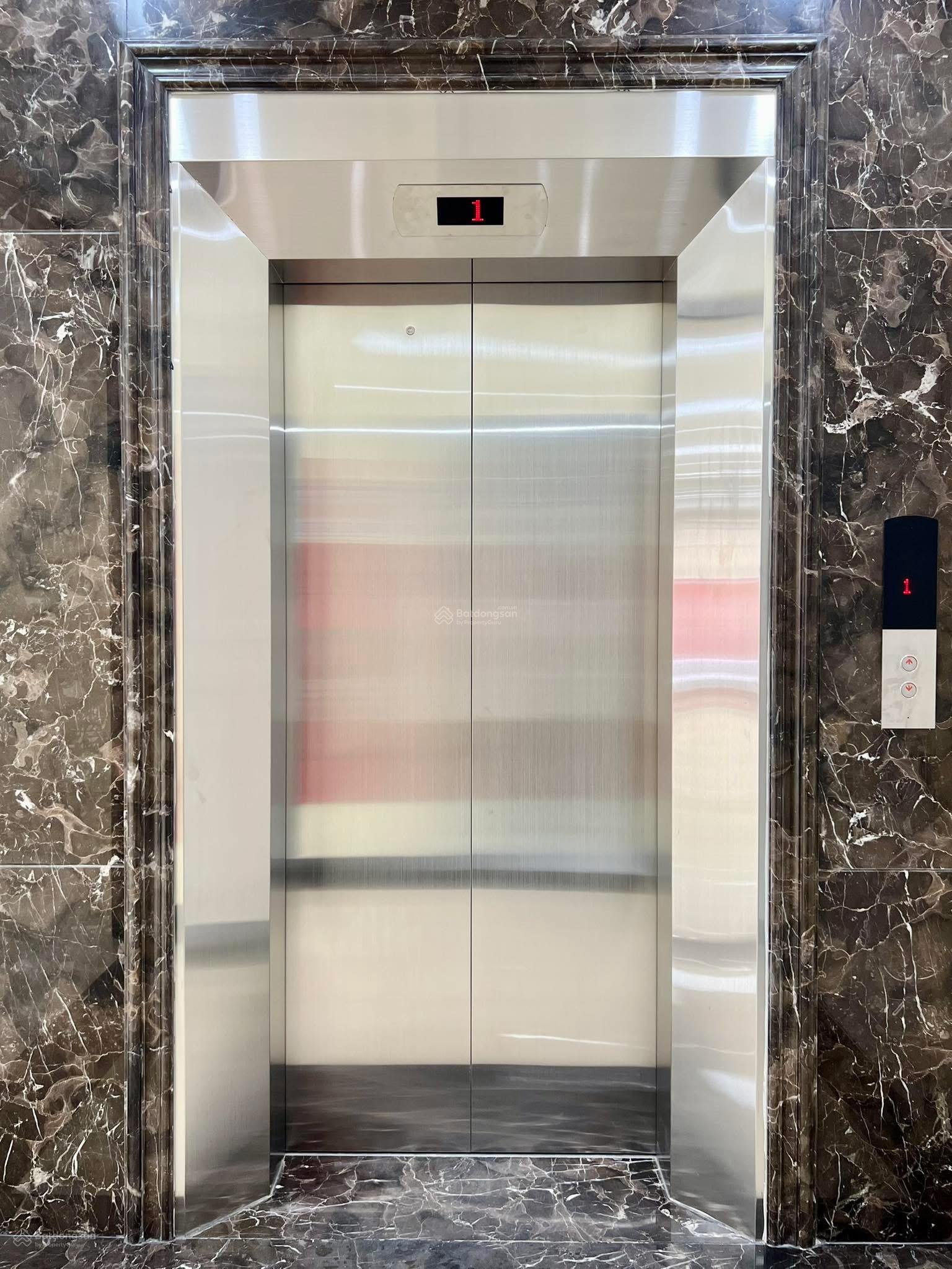 BÁN TOÀ VĂN PHÒNG PHỐ TRUNG HOÀ, 102M2, 9 TẦNG, MẶT TIỀN 6.5M, ĐANG CHO THUÊ 150 TRIỆU/THÁNG, 52 TỶ