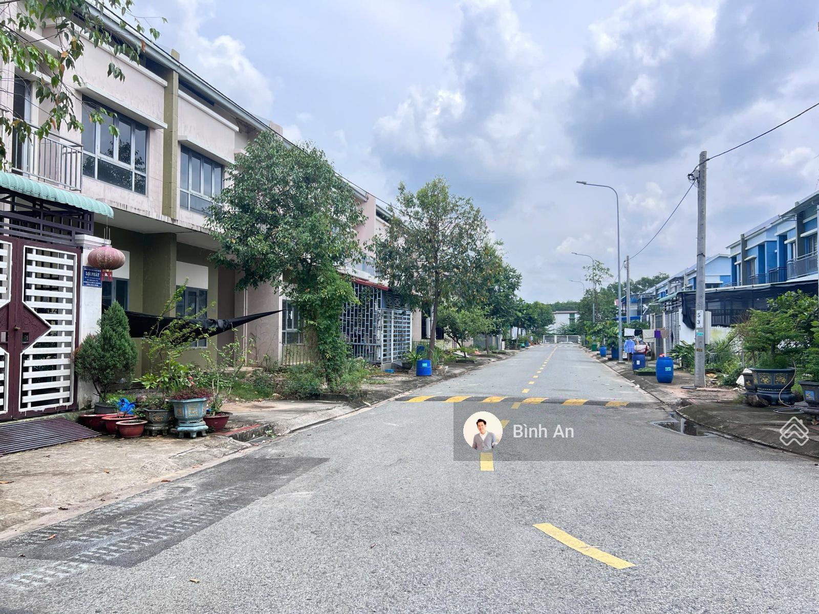 Bán căn liên kế vườn 2 tầng KĐT Oasis, 70m2 full thổ cư, sổ hồng sẵn, dân cư ở đông, giá 1,6 tỷ Bán căn liên kế vườn 2 tầng KĐT Oasis, 70m2 full thổ cư, sổ hồng sẵn, dân cư ở đông, giá 1,6 tỷ