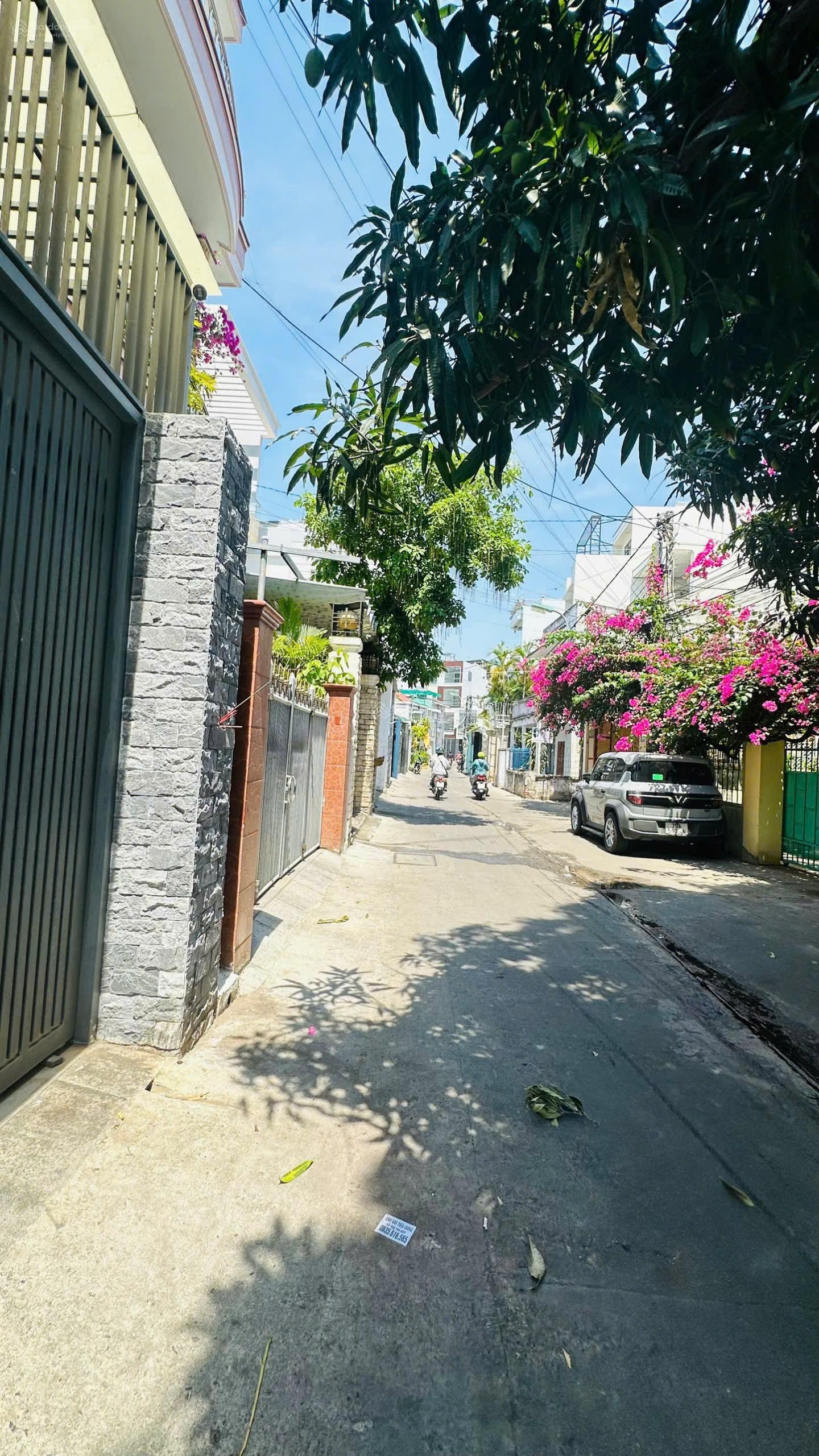 Giảm giá bán 200 triệu. Nhà đẹp 3 tầng đường Trần Thị Tính, Nha Trang gần biển. Ô tô đậu trước nhà