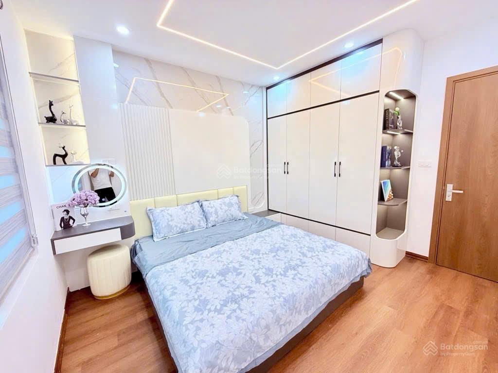 Bán nhà riêng phố Cầu Giấy, dân xây, ngõ rộng 3M, gần ô tô, cạnh hồ điều hoà, full nội thất. Bán nhà riêng phố Cầu Giấy, dân xây, ngõ rộng 3M, gần ô tô, cạnh hồ điều hoà, full nội thất.