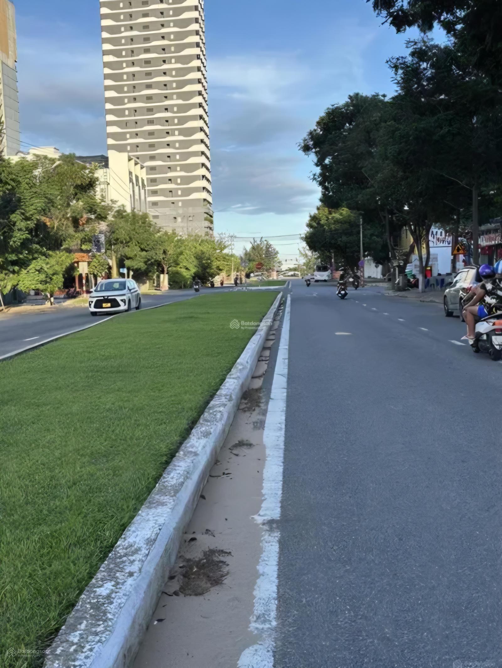 Bán 2 lô đất liền kề mặt tiền đường Nguyễn Sáng giao với Nguyễn Huy Chương. DT đất 200m, Ngang 10m