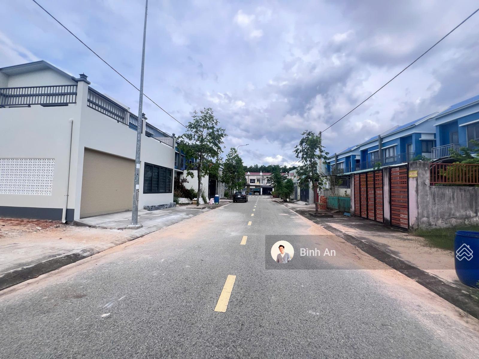 Duy nhất 1 căn song lập 1 trệt 1 lầu KĐT Oasis, trục đường thông, dân ở đông, sổ sẵn, hỗ trợ vay