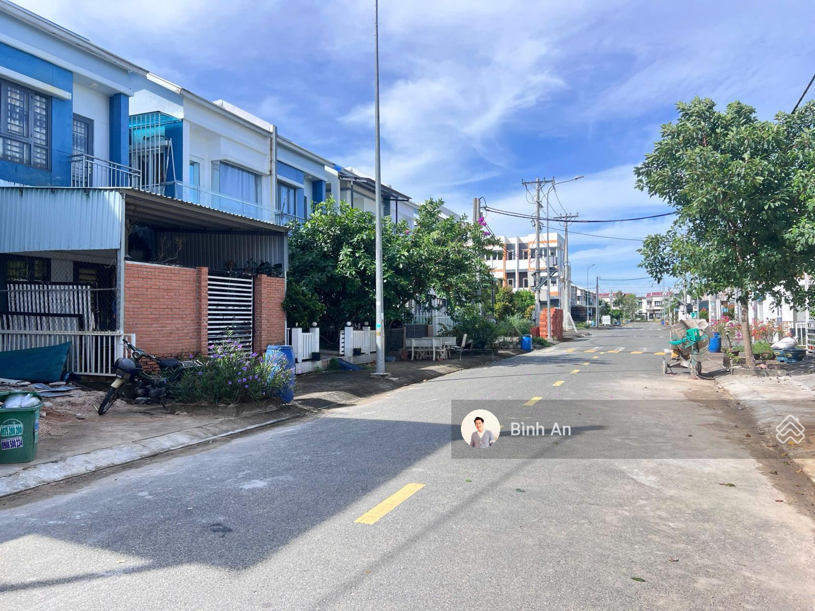 Duy nhất 1 căn song lập 1 trệt 1 lầu KĐT Oasis, trục đường thông, dân ở đông, sổ sẵn, hỗ trợ vay