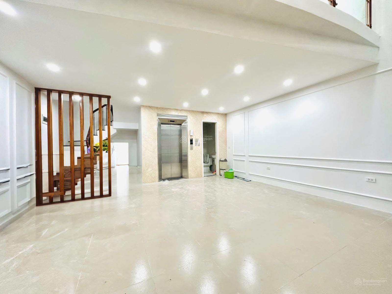 Cần bán gấp nhà chính chủ phố Phương Mai Đống Đa 65m2 8tầng thang máy view hồ ôtô kinh doanh giá rẻ