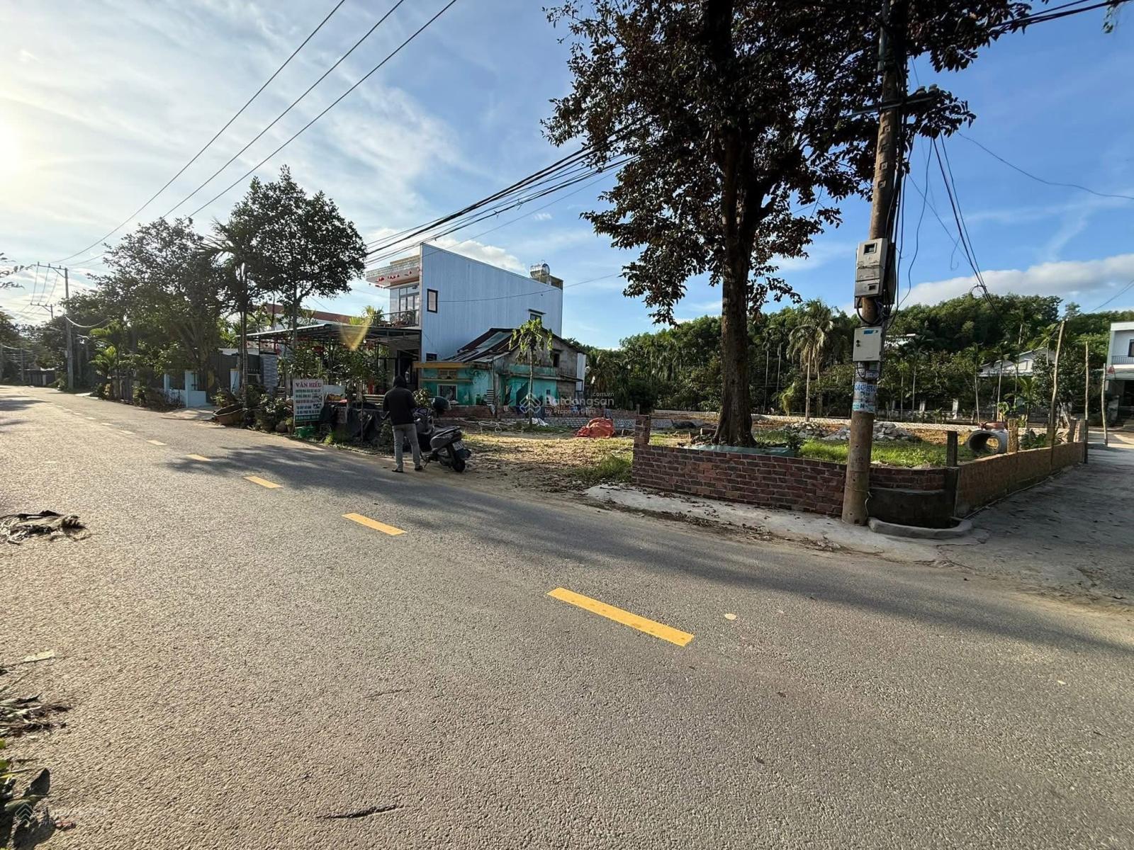 Bán đất vườn 800m. Có 240m2 đất ở. Đường nhựa 7,5m. Cách TTTP 15km