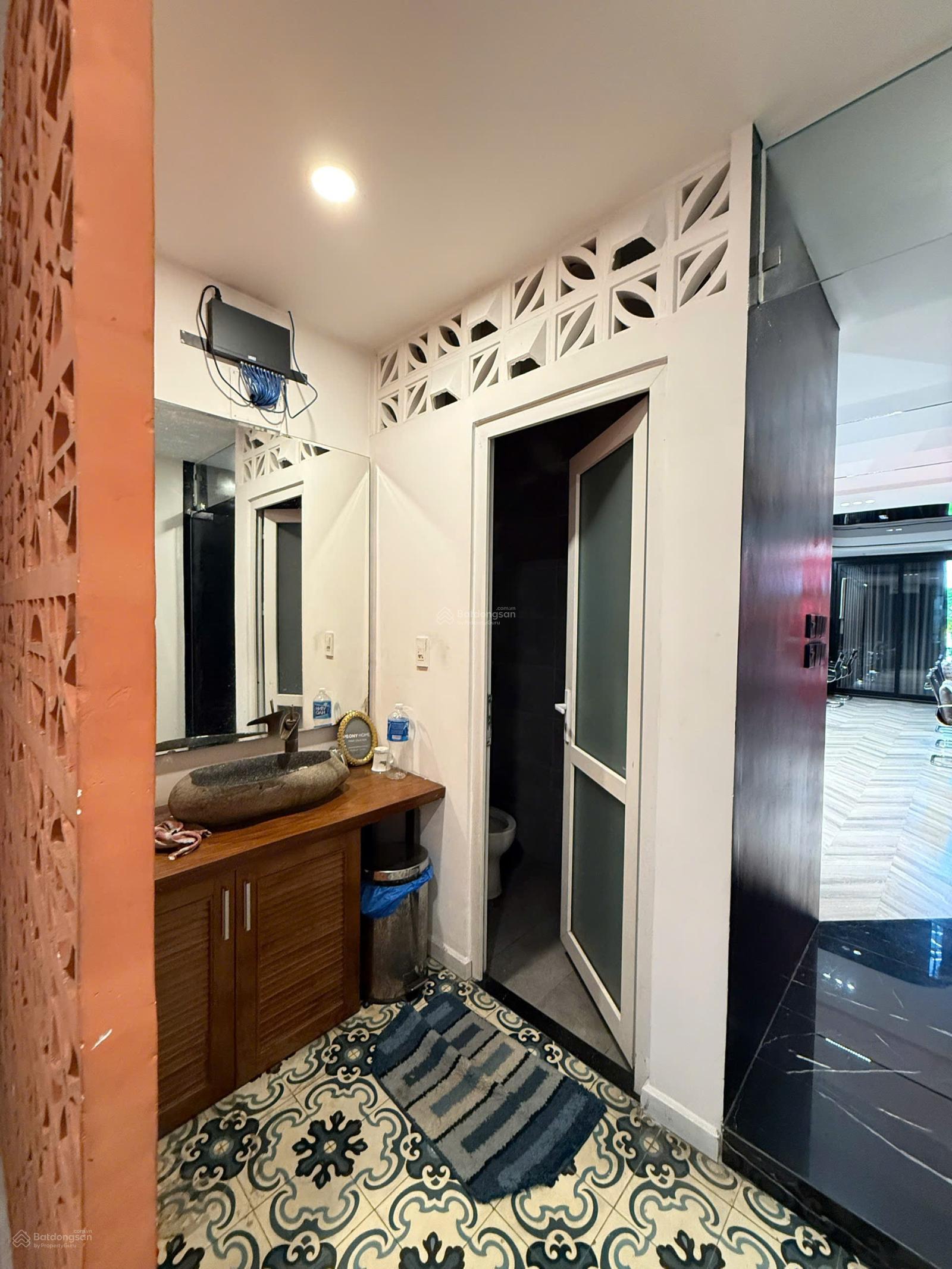 Bán nhà mặt tiền đường nguyễn hữu tiến DT 3,2x24 đúc 1 trệt 1 lửng 3 lầu bán 13,8 tỷ LH 0946 567 ***