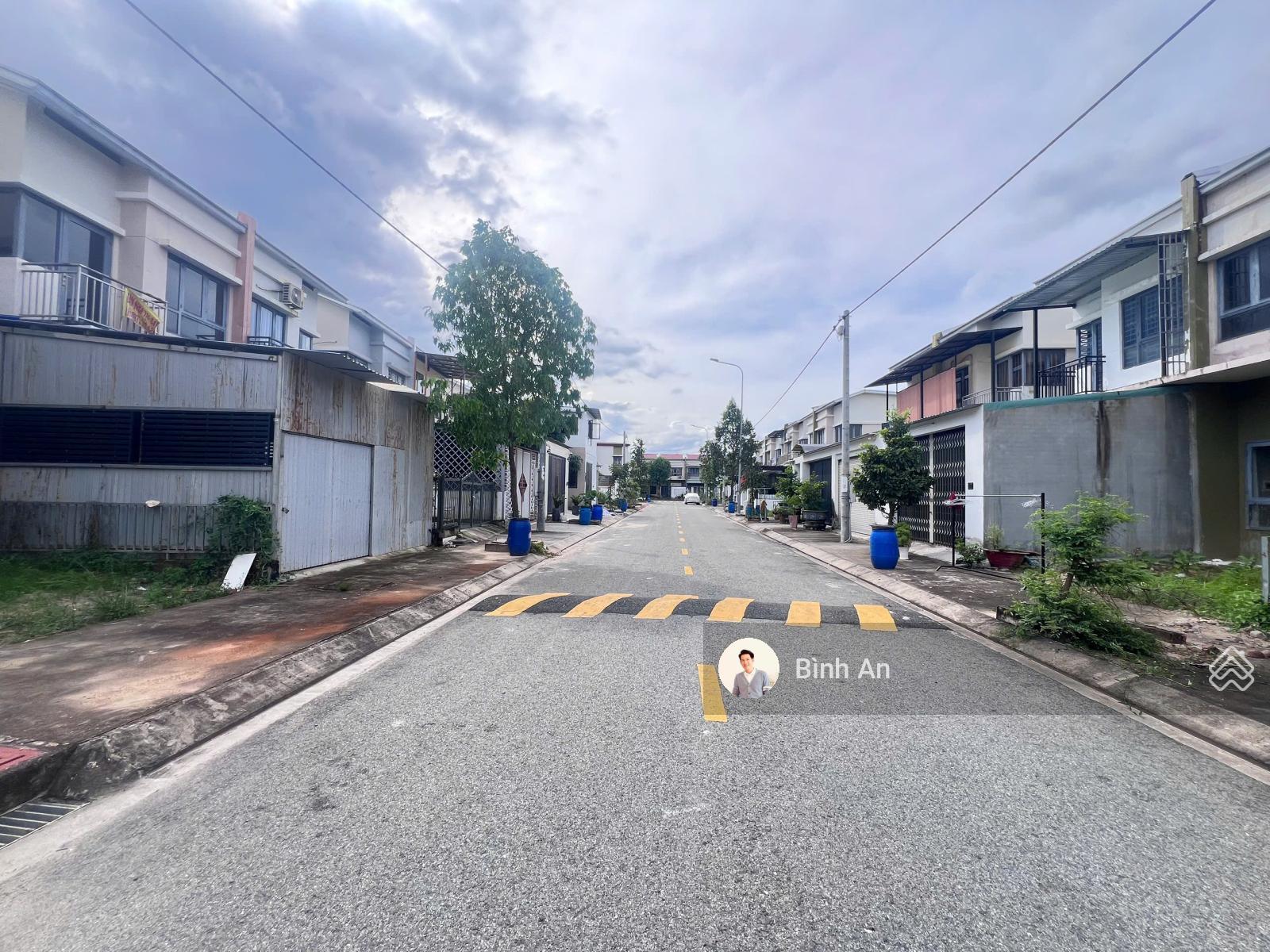 Bán căn tứ lập 1 trệt 1 lầu tại KĐT Oasis City, sổ hồng sẵn, hỗ trợ vay, Giá 1,55 tỷ