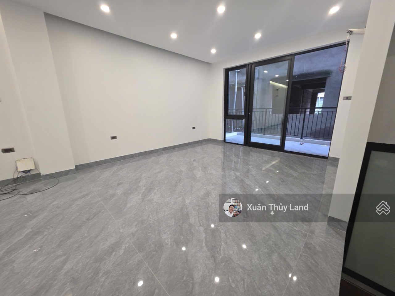 Cho thuê mặt bằng văn phòng Lâm Hạ DT 85m2/1 sàn - thông sàn, 2 ban công, WC ngoài, thang máy