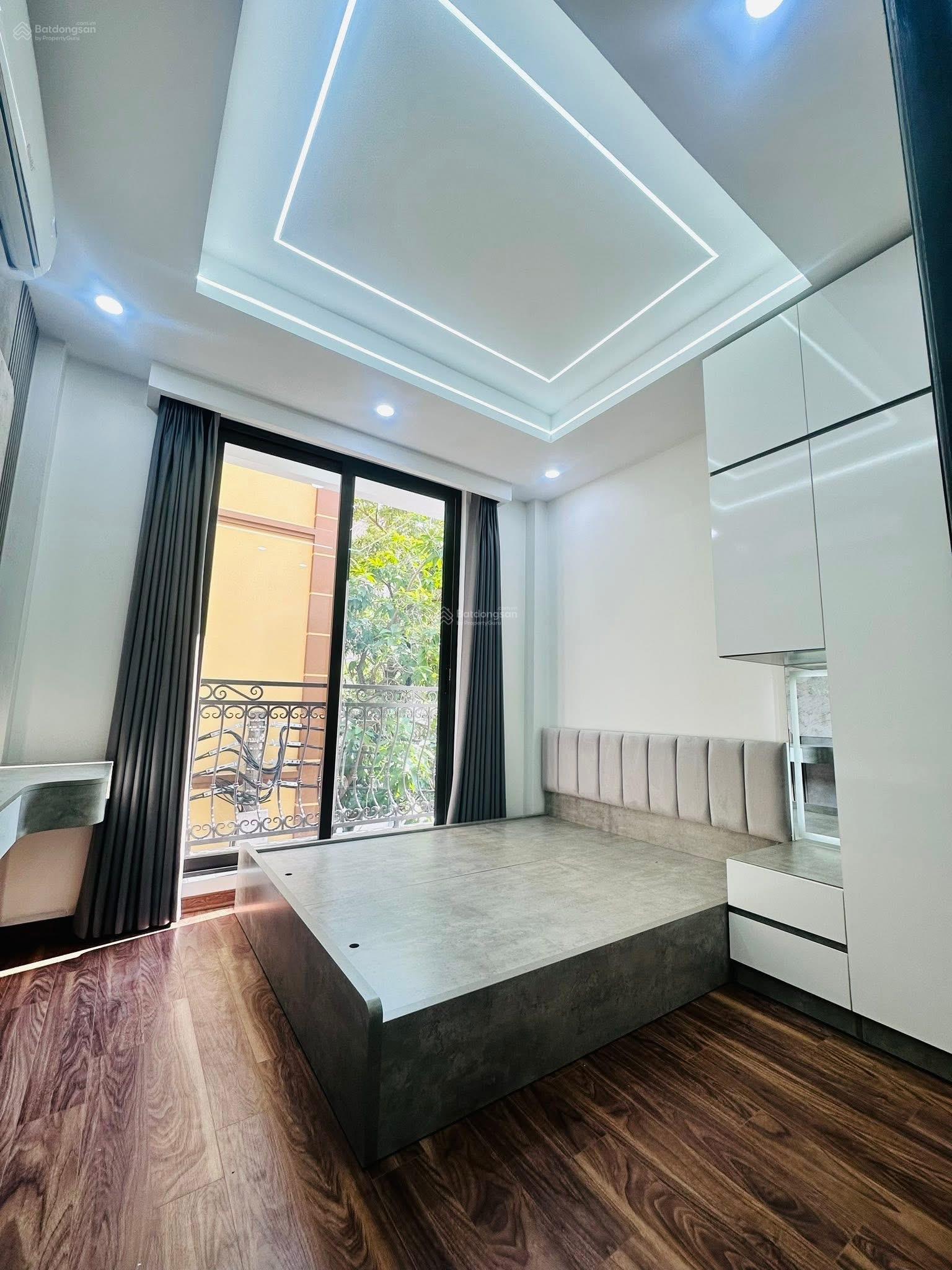 Cầu Giấy - Ô tô đỗ cửa nhà - 5 tầng 3PN - Sổ phân lô - 8 tỷ - Sân chơi cạnh nhà - Ngõ thông