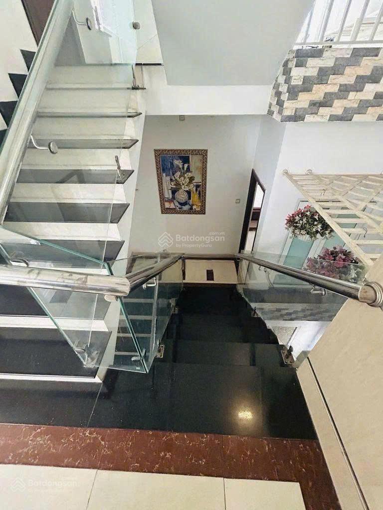 Bán CHDV mặt tiền đường 19, Linh Trung, giá 23 tỷ.