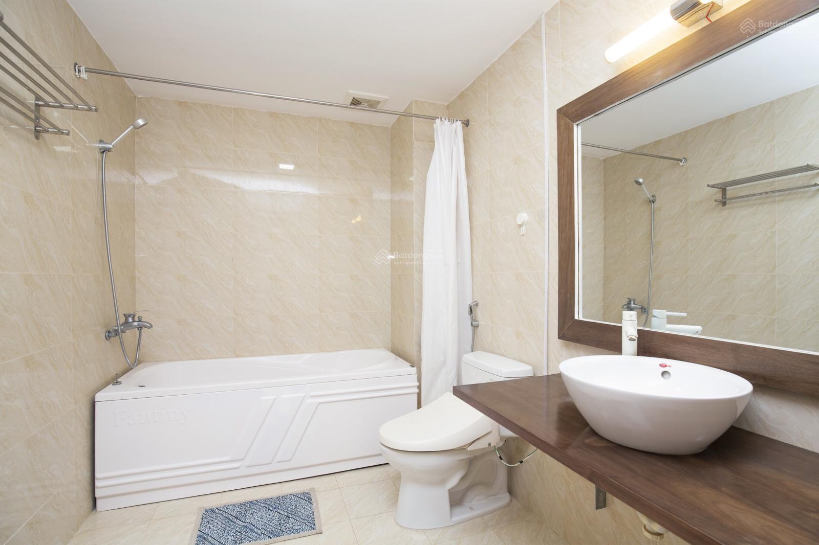 Tòa nhà Sumitomo cho thuê căn hộ dịch vụ 1 ngủ 65m2 có ban công rộng tại Linh Lang, gần Lotte