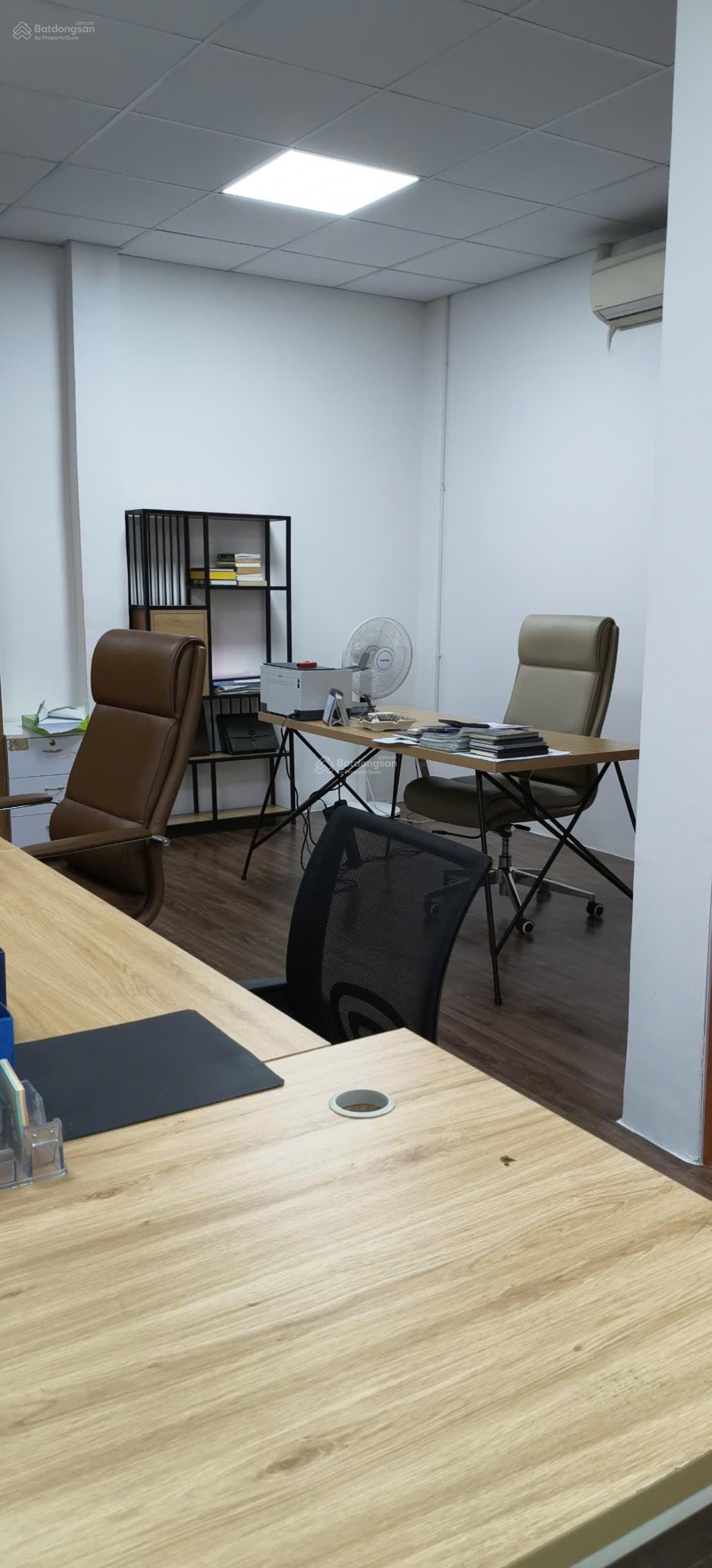 Văn phòng Lê Văn Sỹ giá 11 triệu (45m2) đầy đủ bàn ghế nội thất như hình