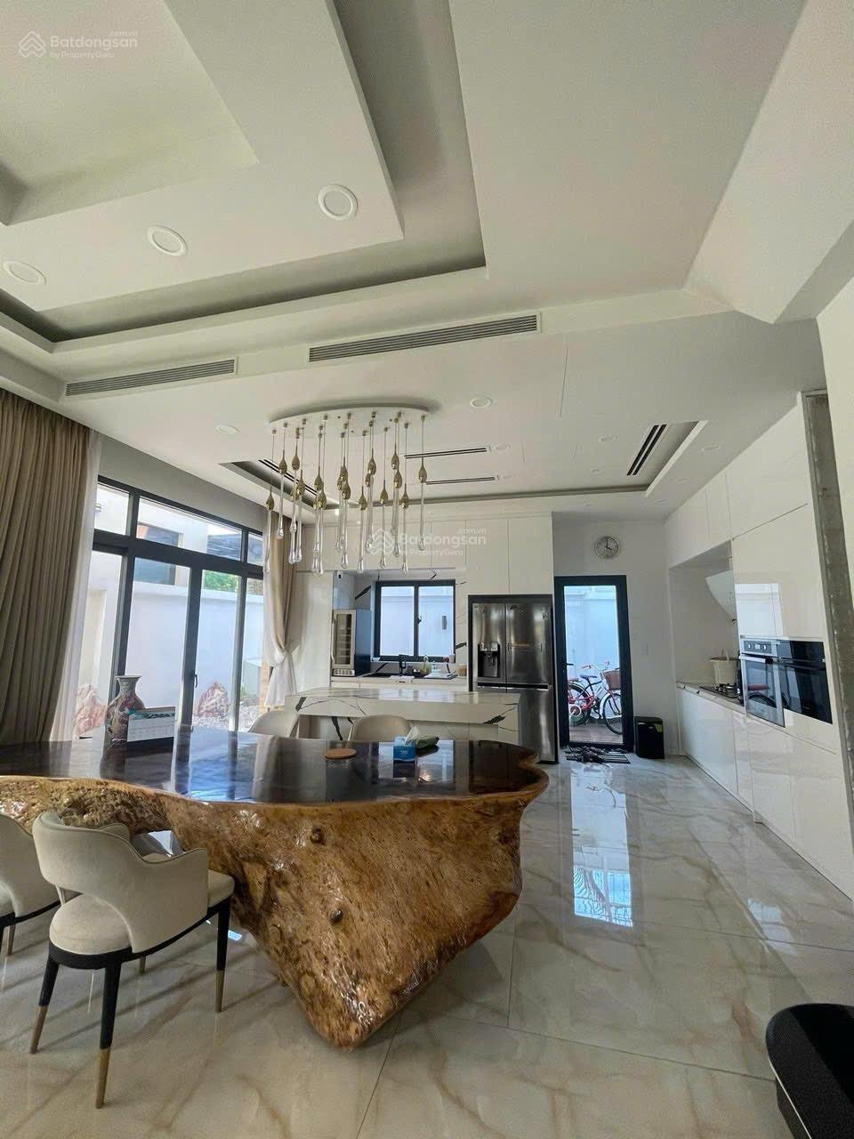 Biệt thự full nội thất Verosa Park 8x18.5m cạnh hồ bơi