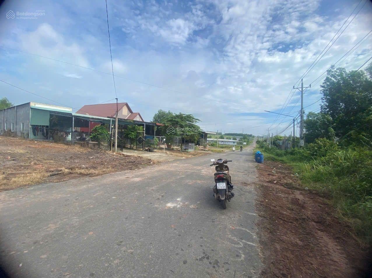 Bán nhanh lô đất nền sổ sẵn, DT 542m2 cách trung tâm Chơn Thành Plaza chỉ 1km, có sẵn thổ