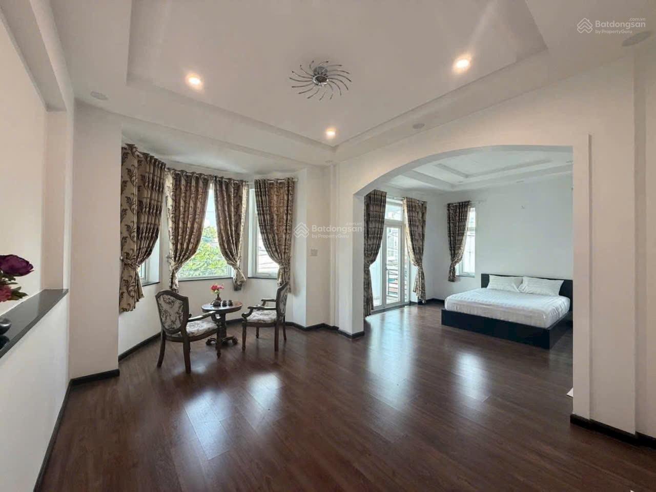 Bán biệt thự vườn góc 2 MT gần sát Vạn Phúc City