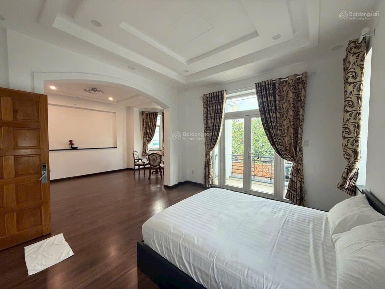 Bán biệt thự vườn góc 2 MT gần sát Vạn Phúc City