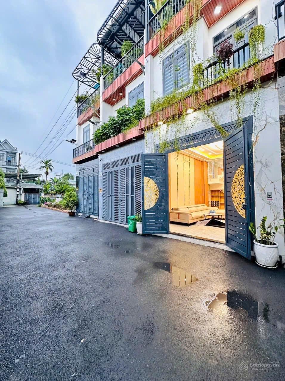 Nhà 2 lầu hẻm 6m cách Hà Huy Giáp 100m full nội thất cao cấp. DT 4m x 15m - Khu VIP - Giá tốt Q12