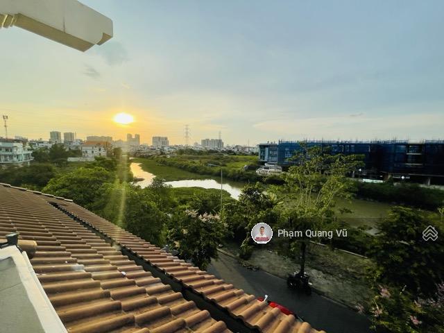 Bán biệt thự Q7 cách Phú Mỹ Hưng 5 di chuyển DT 12x20m (240m2), giá 22,5 tỷ (93tr/m2)