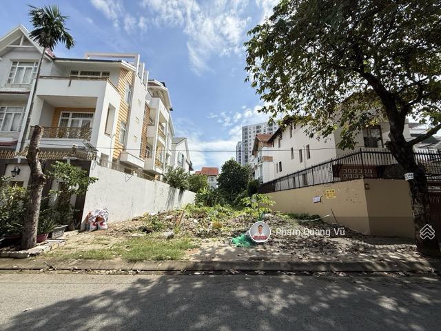 Bán biệt thự Q7 cách Phú Mỹ Hưng 5 di chuyển DT 12x20m (240m2), giá 22,5 tỷ (93tr/m2)