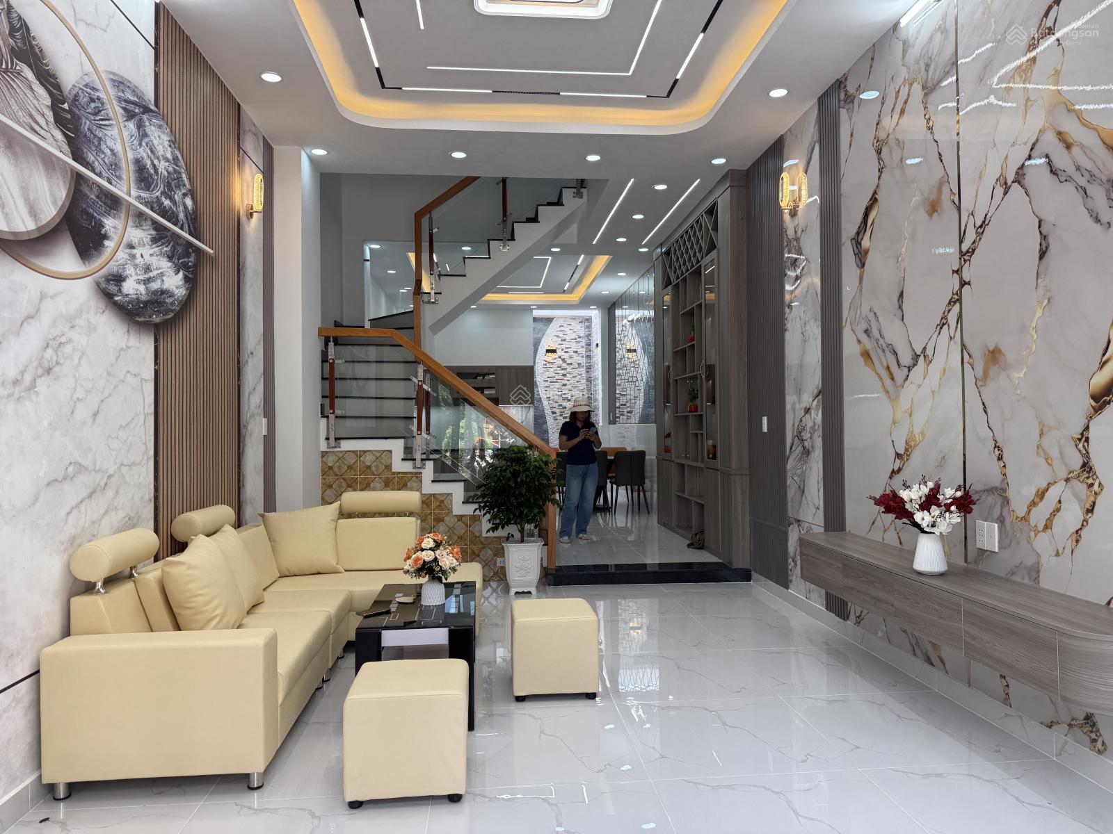 Nhà 1 Trệt 3 Lầu - 5 phòng ngủ - Sổ riêng hoàn công . Mới 100% Giá chính chủ